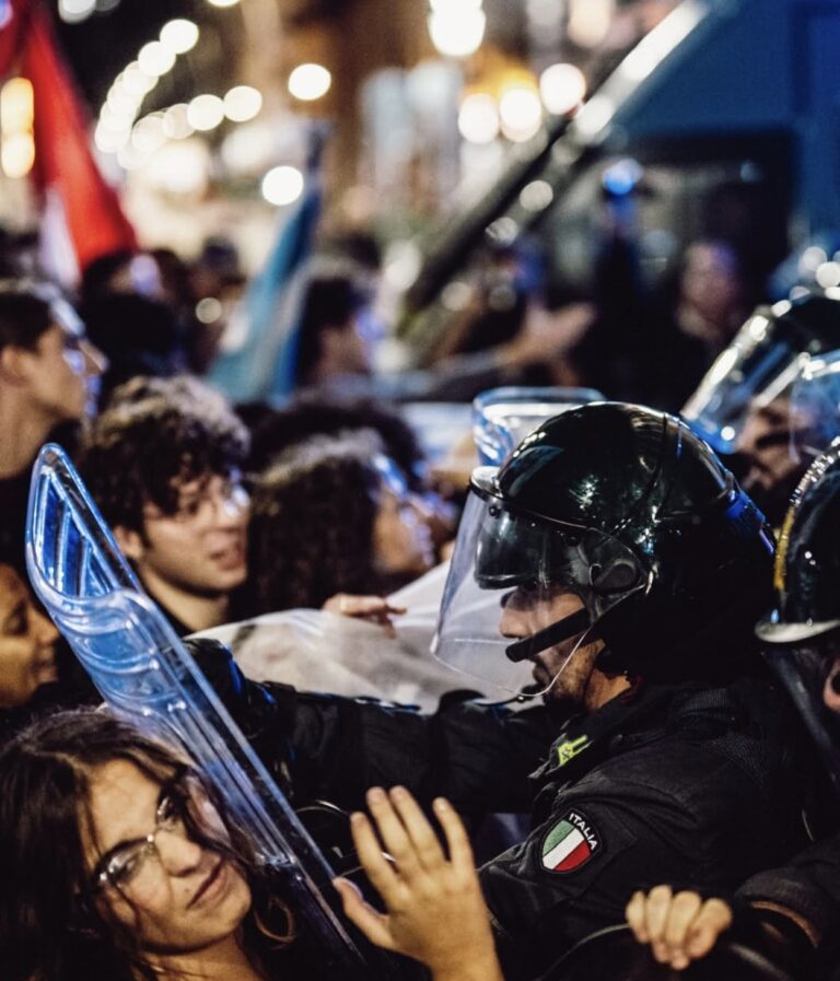 Lo Stato sceglie la forza, il Paese risponde in piazza