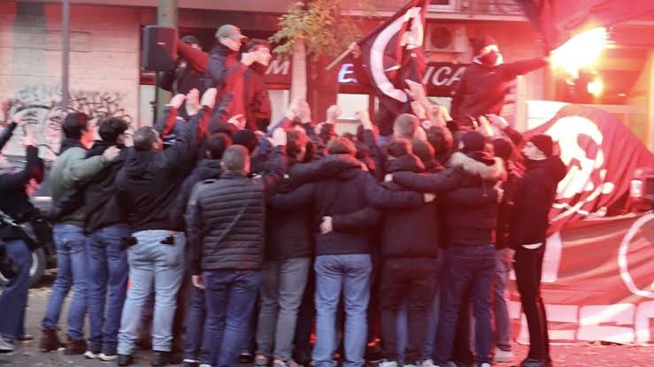 Milano, aggressione squadrista all’Einstein: dodici contro uno per un manifesto