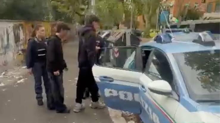 Se la polizia porta via dei liceali, “rei di dissenso”. E’ successo al “Giordano Bruno” di Roma