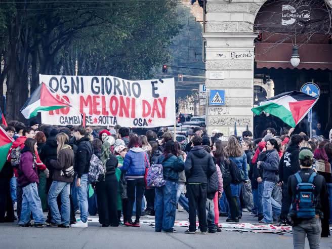 La scuola scricchiola. Studenti in piazza per il ‘No Meloni Day’, cortei in tutta Italia