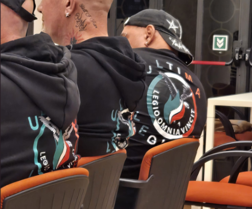 Cantù, l’intimidazione di Ultima Legione in aula per difendere la cittadinanza a Mussolini